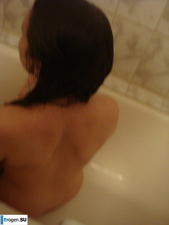 Students take pictures of themselves. Photo 30