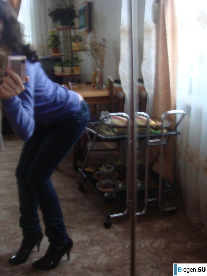 Students take pictures of themselves. Photo 39