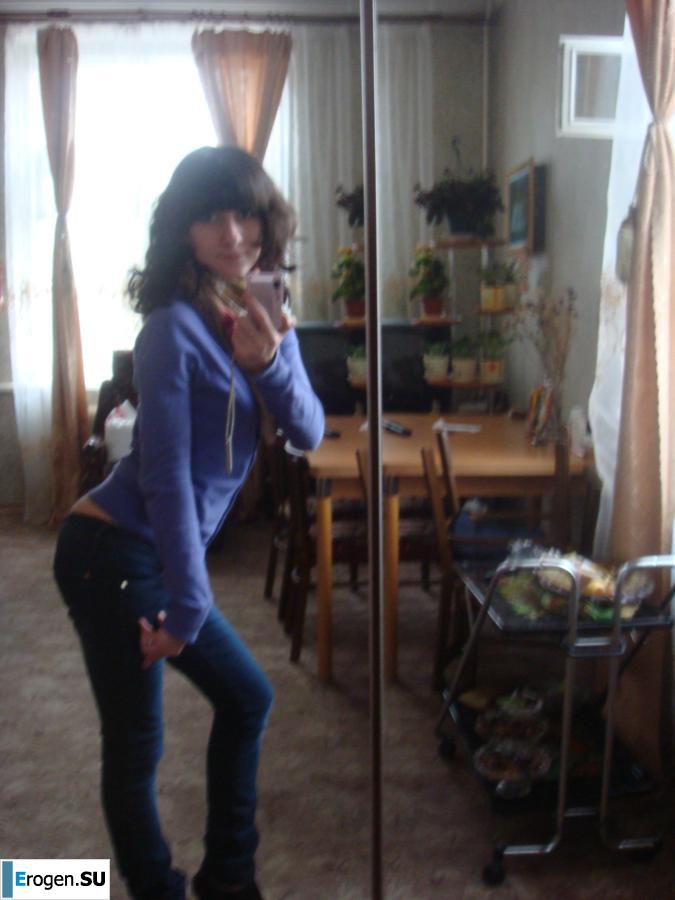 Students take pictures of themselves. Photo 40