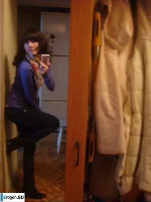 Students take pictures of themselves. Thumb 24