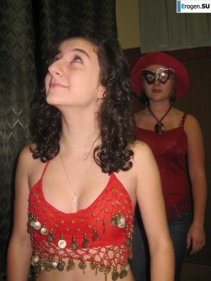 Students take pictures of themselves. Thumb 37