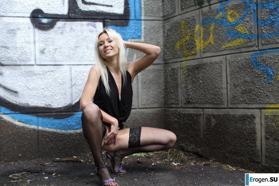 Nastya from Samara walks around the city and shows herself. Part 13. Photo 13