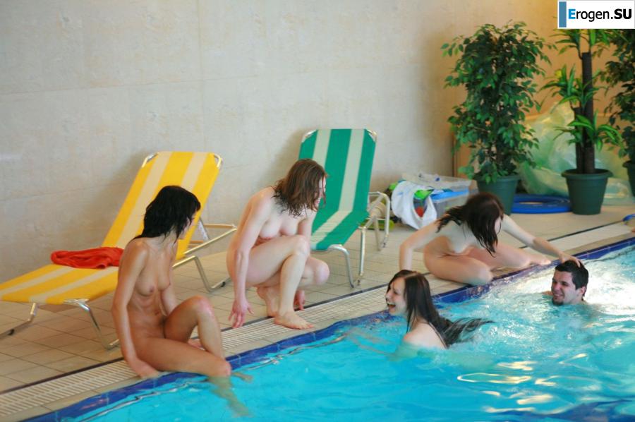 Czech nudists in the pool. Photo 10