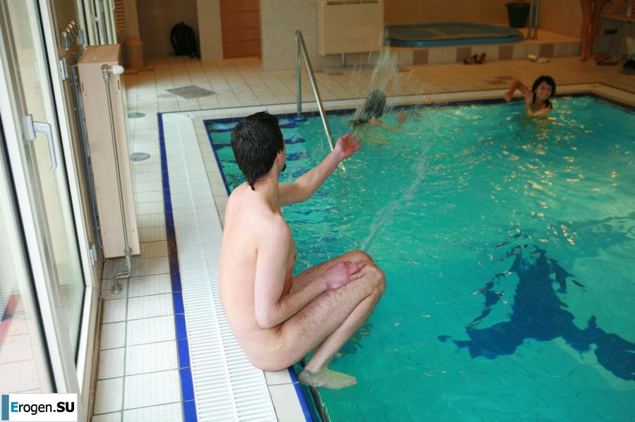Czech nudists in the pool. Photo 38