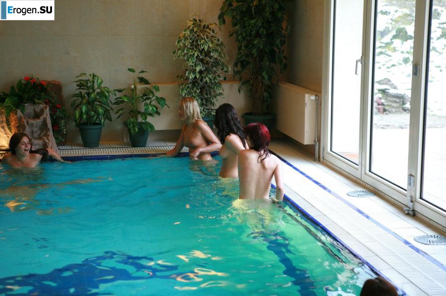 Czech nudists in the pool. Photo 9