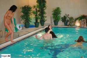Чешские нудисты в бассейне. Эскиз 3