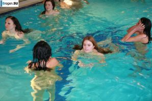 Чешские нудисты в бассейне. Эскиз 31