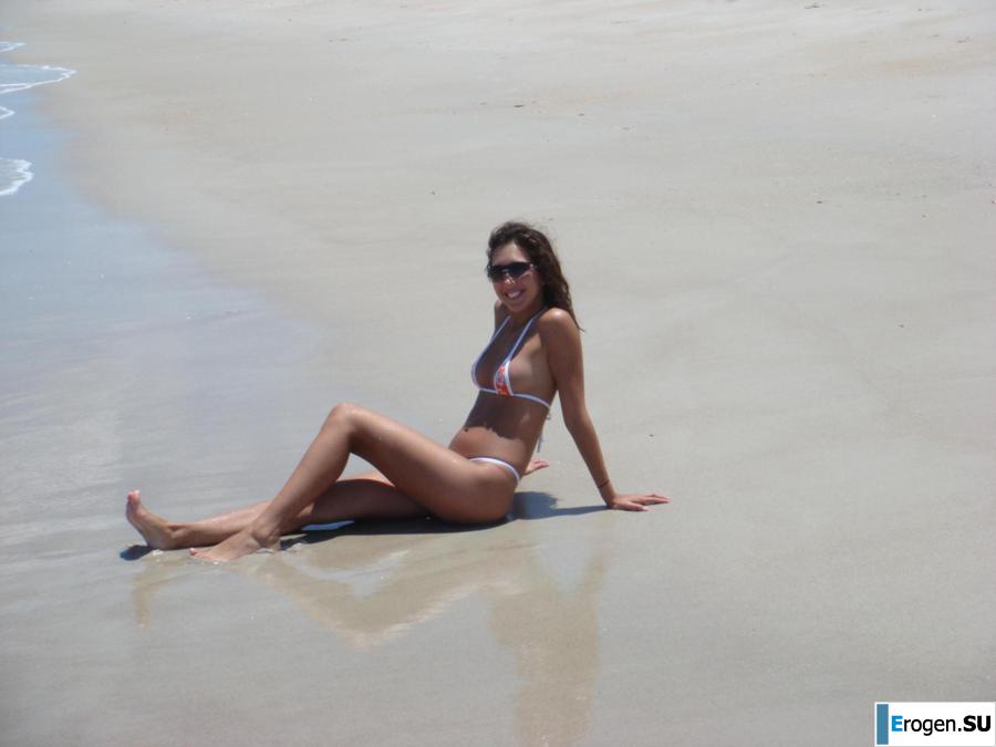 Smiling brunette with everlasting nipples. Part 3. Photo 30