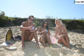 Трое нудистов на берегу реки. Эскиз 11