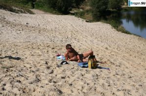 Трое нудистов на берегу реки. Эскиз 5