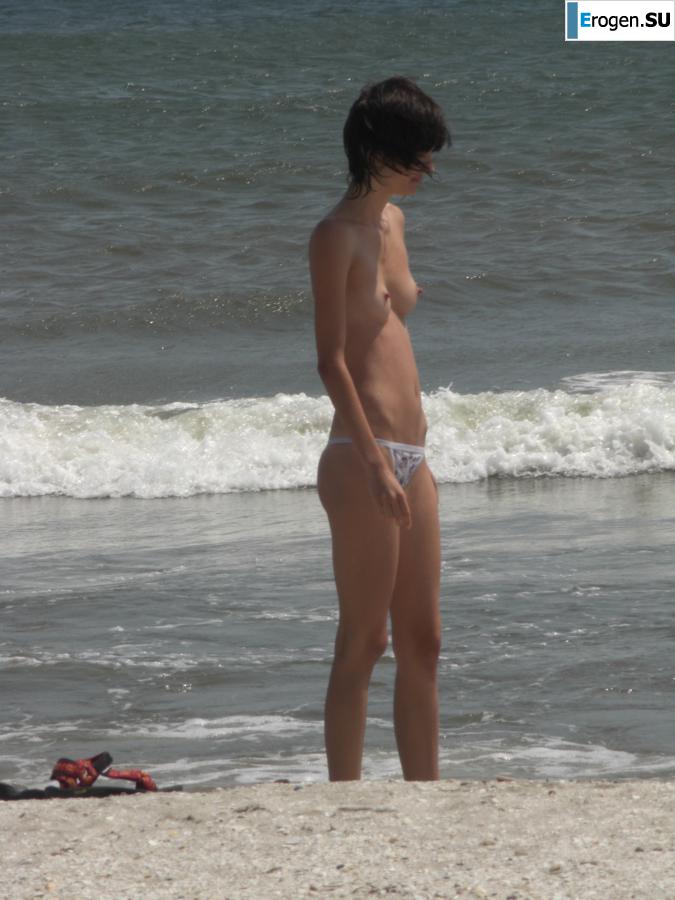 Topless thin girl on the beach. Part 2. Photo 14