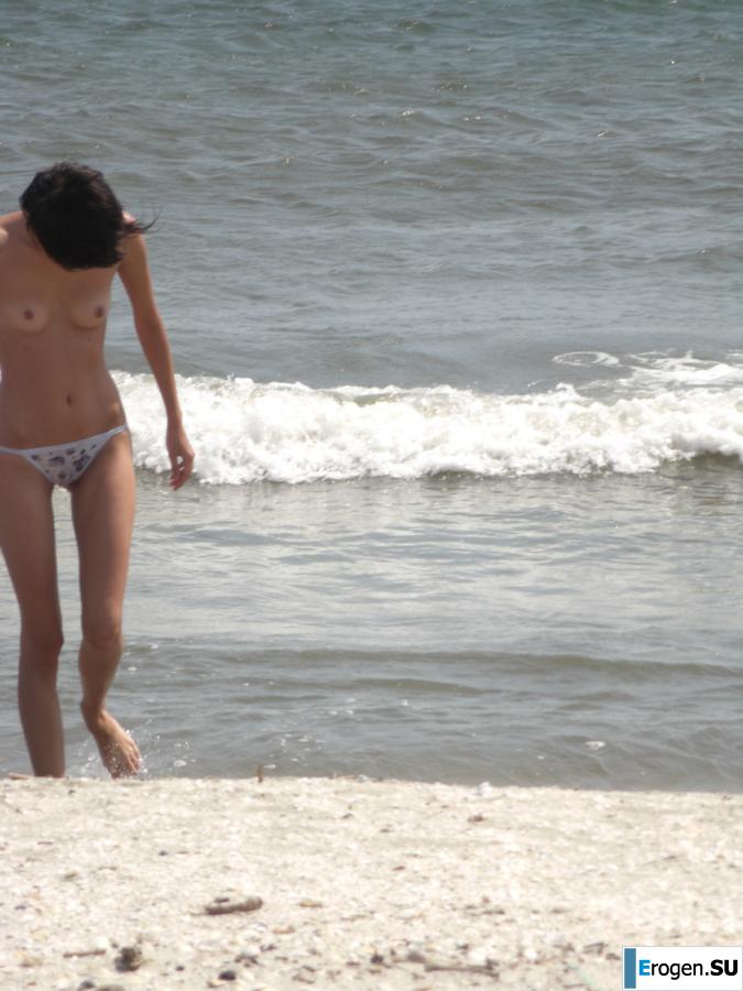 Topless thin girl on the beach. Part 2. Photo 16