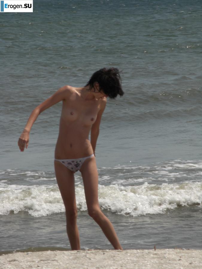 Topless thin girl on the beach. Part 2. Photo 17