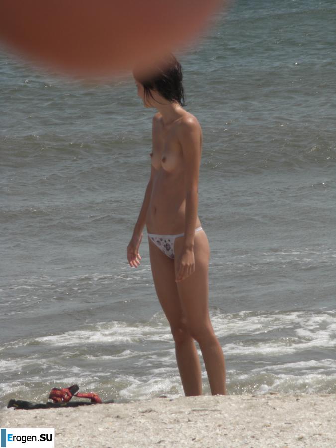 Topless thin girl on the beach. Part 2. Photo 19