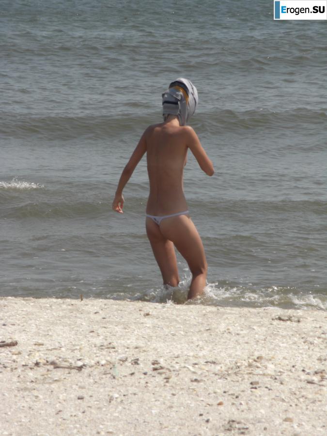 Topless thin girl on the beach. Part 2. Photo 32