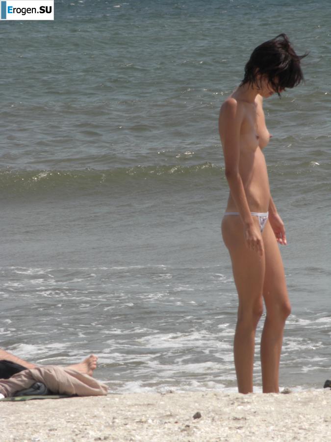 Topless thin girl on the beach. Part 2. Photo 8