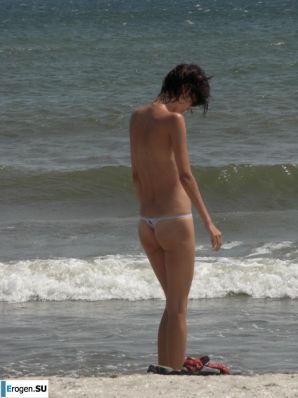 Topless thin girl on the beach. Part 2. Thumb 10