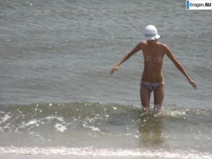 Topless thin girl on the beach. Part 2. Thumb 12