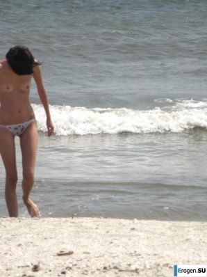 Topless thin girl on the beach. Part 2. Thumb 16