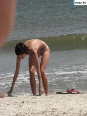 Topless thin girl on the beach. Part 2. Thumb 21