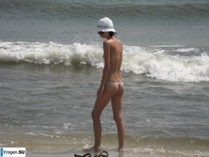 Topless thin girl on the beach. Part 2. Thumb 23