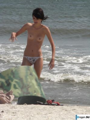 Topless thin girl on the beach. Part 2. Thumb 24