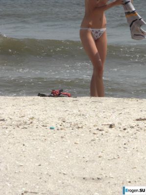 Topless thin girl on the beach. Part 2. Thumb 26