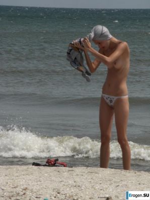 Topless thin girl on the beach. Part 2. Thumb 27