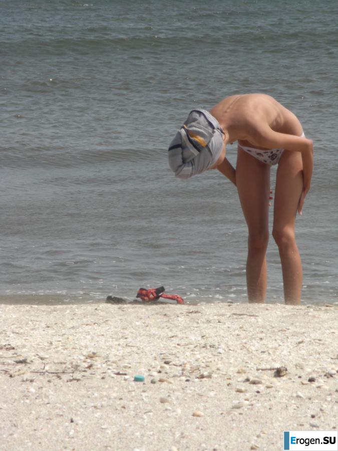 Topless thin girl on the beach. Part 3. Photo 17