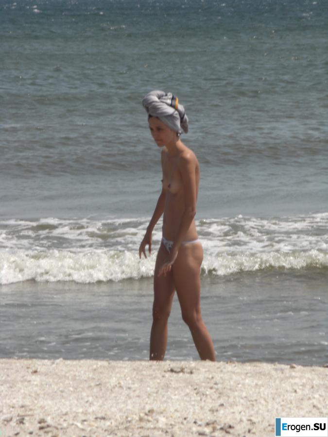 Topless thin girl on the beach. Part 3. Photo 21