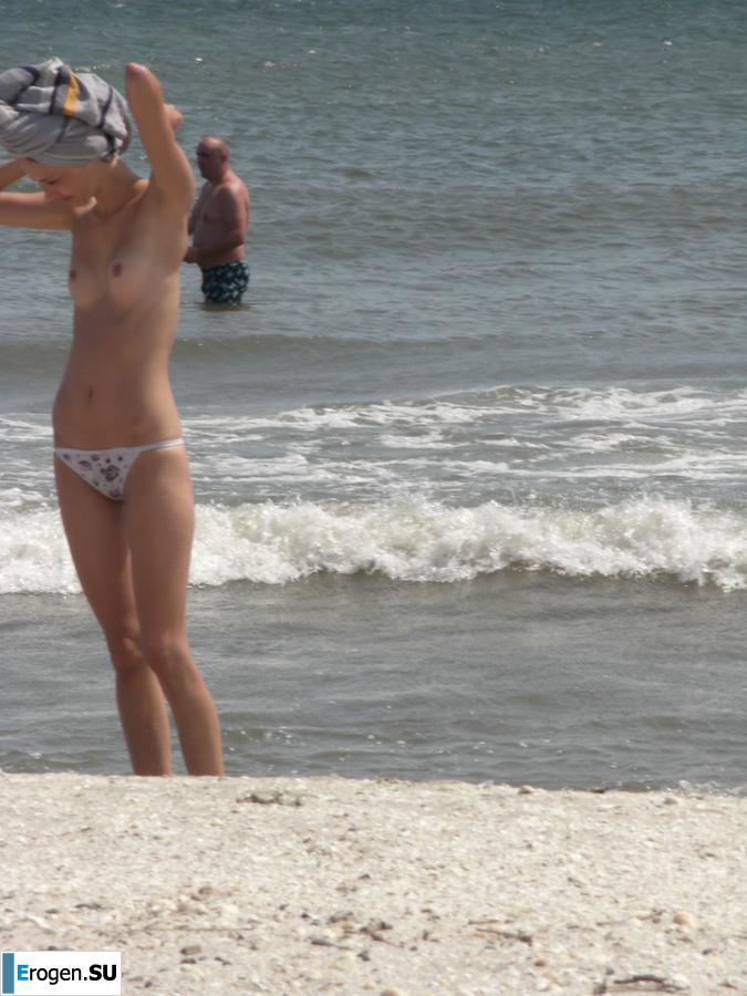 Topless thin girl on the beach. Part 3. Photo 4