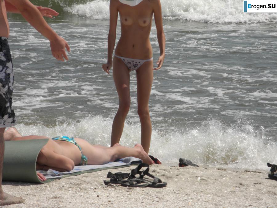 Topless thin girl on the beach. Part 3. Photo 5