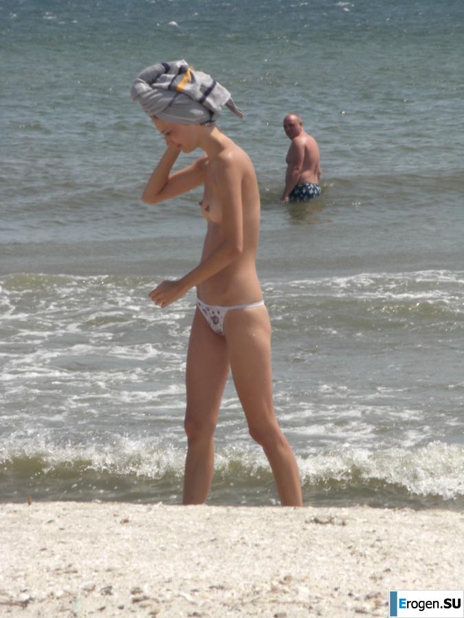 Topless thin girl on the beach. Part 3. Photo 6