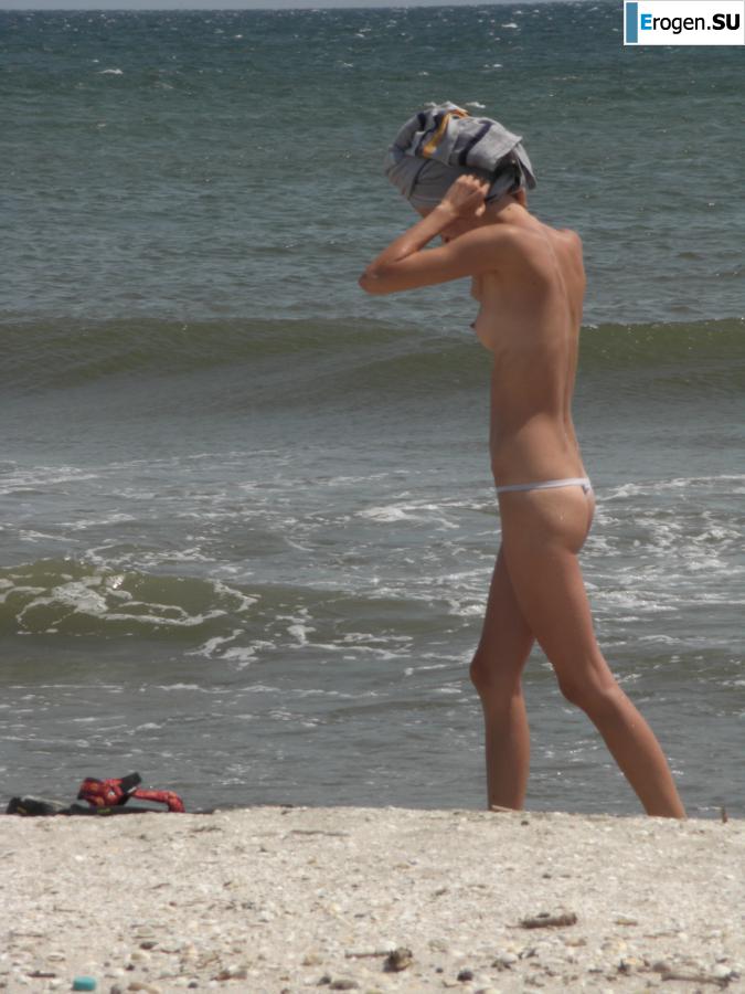 Topless thin girl on the beach. Part 3. Photo 7