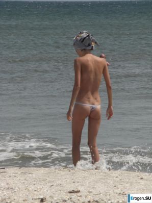 Topless thin girl on the beach. Part 3. Thumb 13