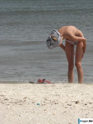 Topless thin girl on the beach. Part 3. Thumb 17