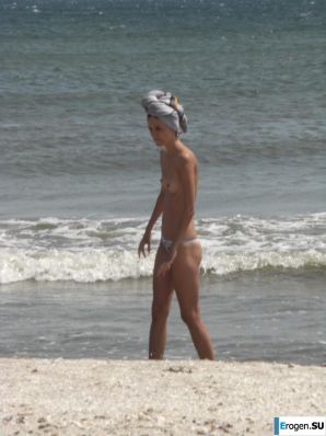 Topless thin girl on the beach. Part 3. Thumb 21