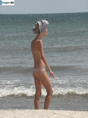 Topless thin girl on the beach. Part 3. Thumb 24