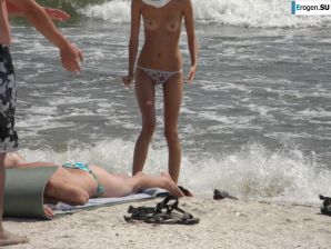 Topless thin girl on the beach. Part 3. Thumb 5