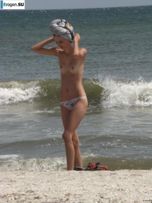 Topless thin girl on the beach. Part 3. Thumb 8