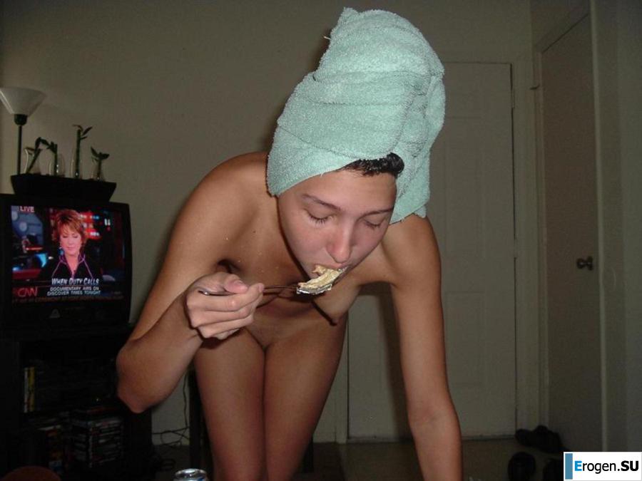 Smiling brunette with everlasting nipples. Part 6. Photo 29