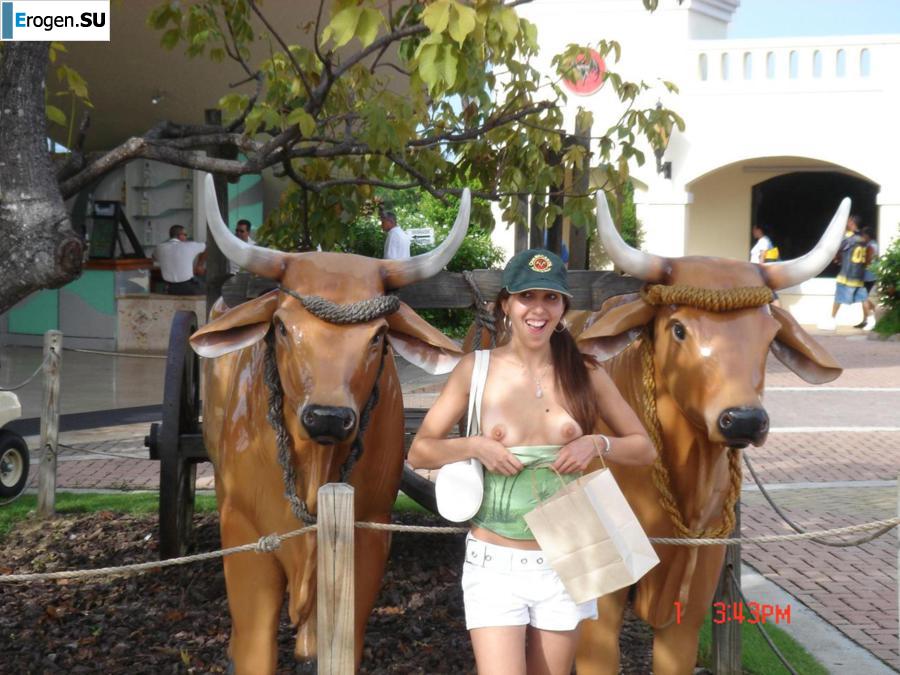 Smiling brunette with everlasting nipples. Part 6. Photo 4