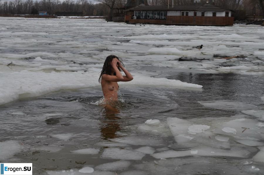 Ukrainian nudists in winter. Part 2. Photo 35