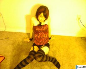 Молоденькие любят позировать. Эскиз 21