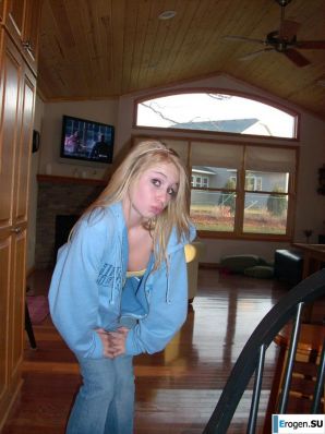 Молоденькие любят позировать. Эскиз 23