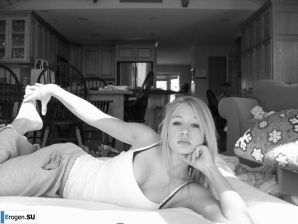 Молоденькие любят позировать. Эскиз 25