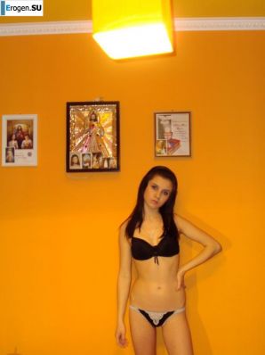 Молоденькие любят позировать. Эскиз 40