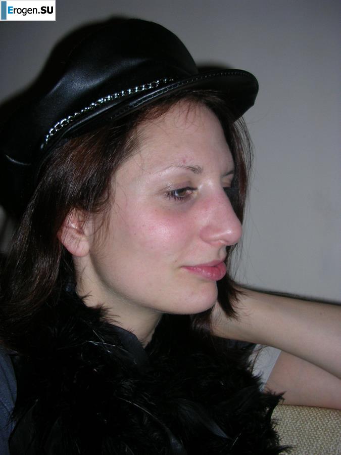 A drunken lady poses and copulates. Photo 9