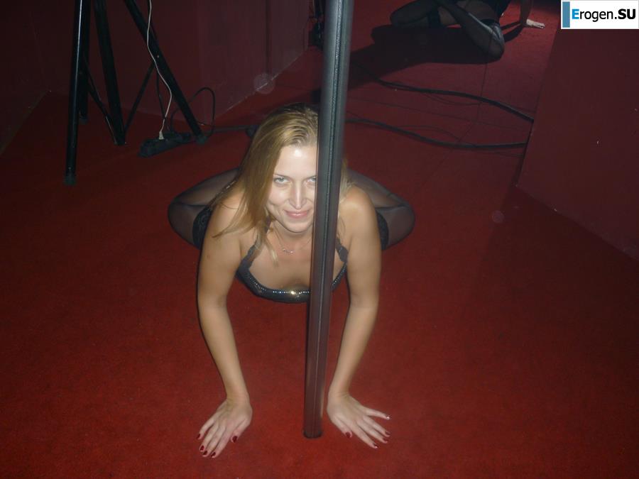 Блонда-эксгибиционистка без сисек. Фото 11