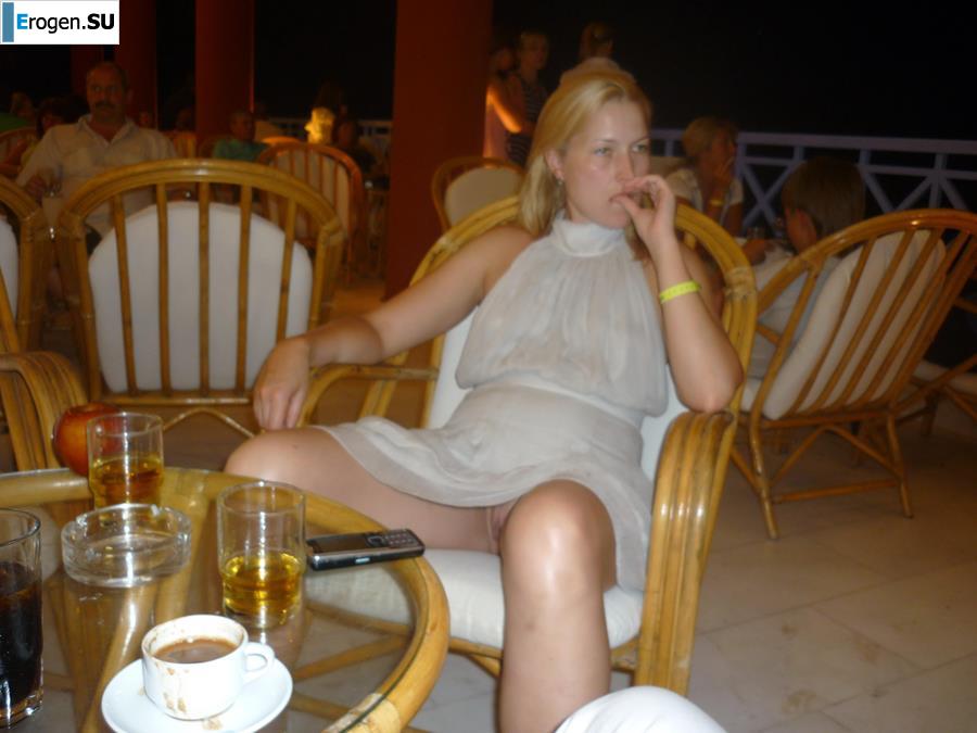 Блонда-эксгибиционистка без сисек. Фото 34